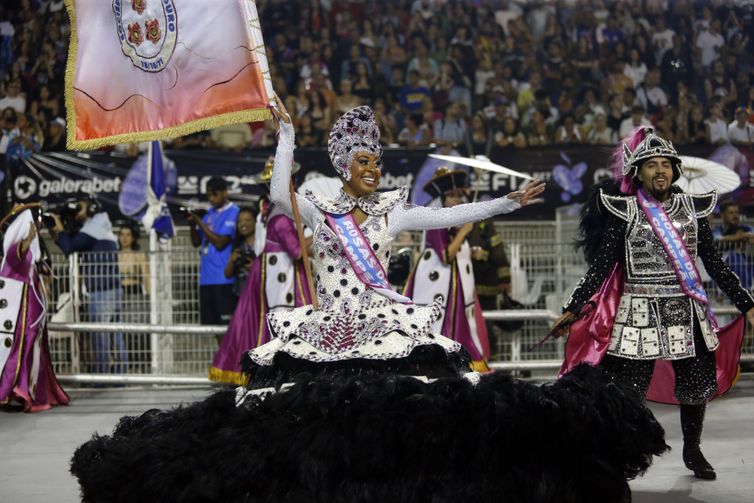 Paulo Pinto/Agência Brasil São Paulo (SP), 09/03/2025 - Carnaval 2025 - Sambódromo do Anhembi, desfile das Campeãs do carnaval de São Paulo. Escola de Samba Rosas de Ouro. Foto: Paulo Pinto/Agência Brasil