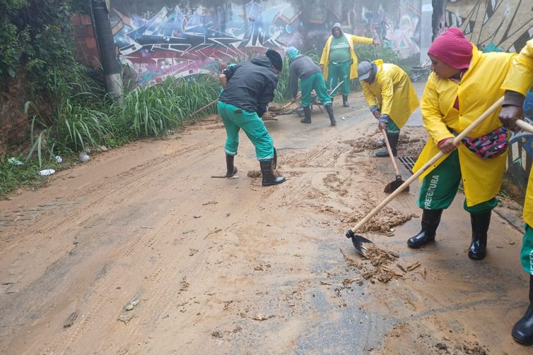 Prefeitura de Petrópolis/Divulgação Perópolis (RJ), 06/04/2025 - Limpeza de ruas após fortes chuvas. Foto: Prefeitura de Petrópolis/Divulgação
