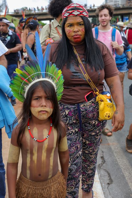 Brasília (DF) 08/04/2025 Indígenas de várias etnias participantes do Acampamento Terra Livre (ATL), fazem marcha no Eixo Monumental de Brasília. Kayla Pataxó Hã-Hã-Hãe fala com a Agência Brasil   Foto: Fabio Rodrigues-Pozzebom/ Agência Brasil