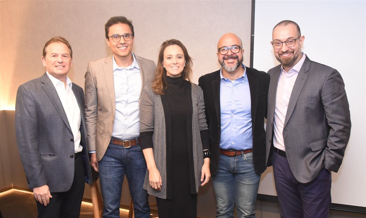 José Roberto Kracochansky e Glauco Lemes, da Jazz Tech, Marcela Pinori, da Visa, e André Carvalho e Diógenes Toloni, do Sabre